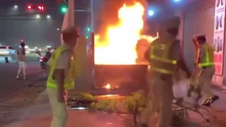 Tạm giữ lái xe vi phạm nồng độ cồn đốt cháy 4 xe máy tại chốt Cảnh sát giao thông