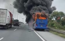Cháy xe khách trên đường cao tốc Cao Bồ - Mai Sơn