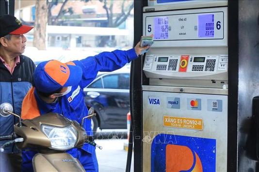Giá xăng dầu đồng loạt giảm, về dưới 25.000 đồng/lít
