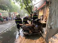 4 ki ốt tại đường Phạm Văn Đồng, Hà Nội bốc cháy khi chủ nhà về quê nghỉ lễ