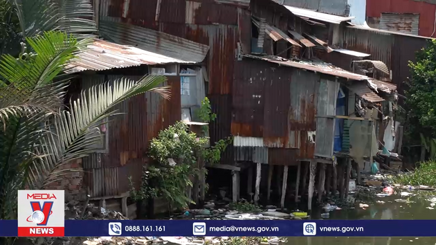 Cận cảnh cuộc sống “chông chênh” trong những ngôi nhà ven kênh rạch ở TP.HCM