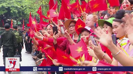 Người dân hân hoan chào đón các khối diễu binh, diễu hành ở Điện Biên Phủ