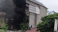 Hà Nội: Cháy ngùn ngụt tại nhà trọ lúc rạng sáng, 9 người may mắn thoát nạn