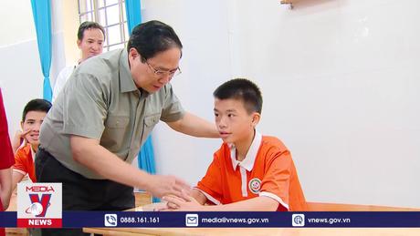 Thủ tướng thăm, tặng quà trẻ em khuyết tật Hà Nội
