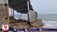 Sóng biển xâm thực mạnh uy hiếp khu dân cư ven biển ở Ninh Thuận