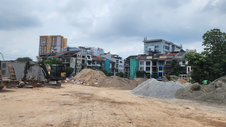 Tập kết vật liệu xây dựng trái phép gây ô nhiễm môi trường tại Định Công