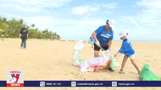 Hàng trăm người đi bộ nhặt rác làm sạch bãi biển Thuận An