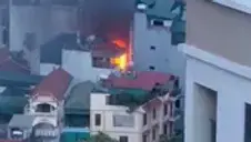Dập tắt đám cháy trong khu dân cư đông đúc lúc chạng vạng
